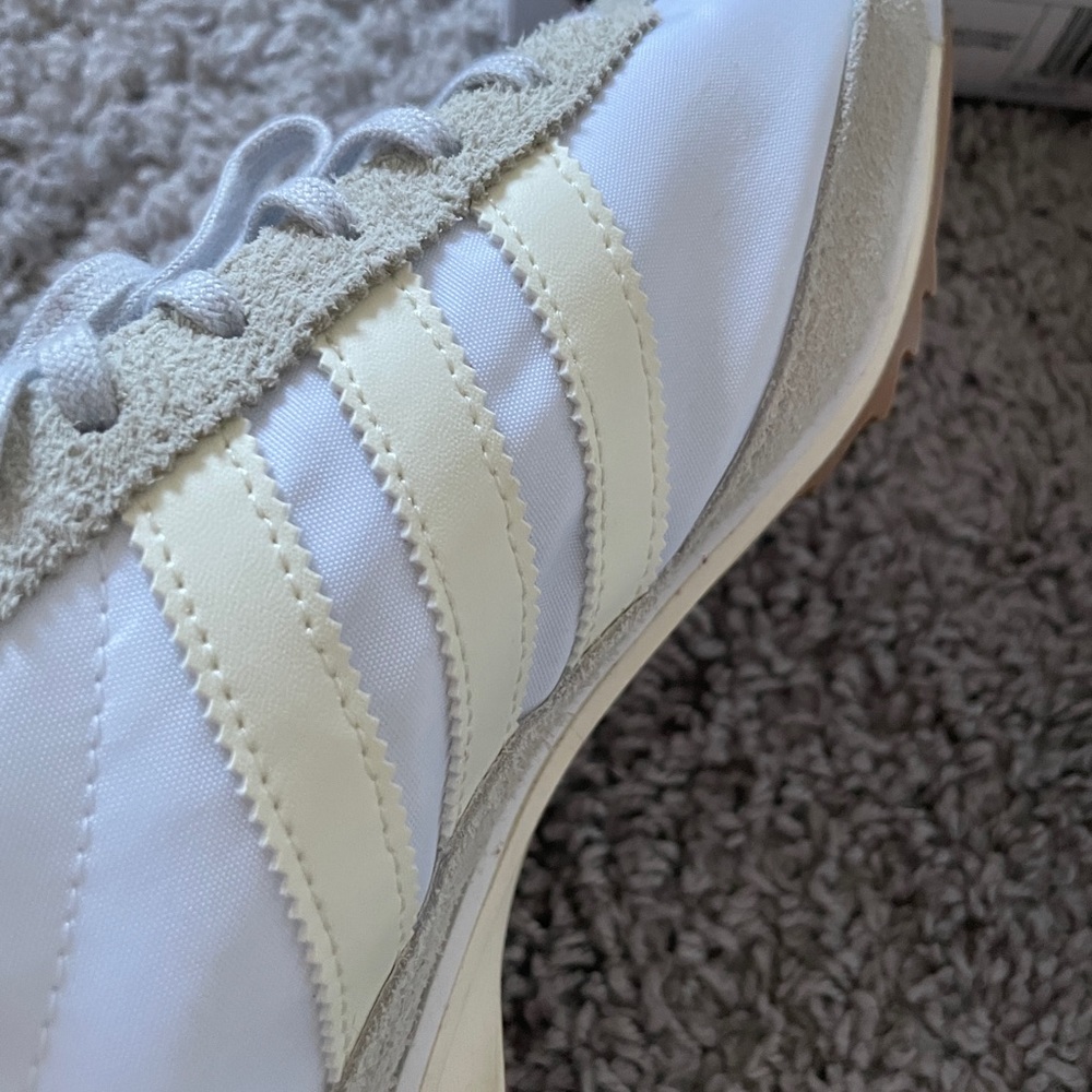 NEW Authentic Adidas Women’s Athletic Shoes Size 9 - Picture 4 of 16